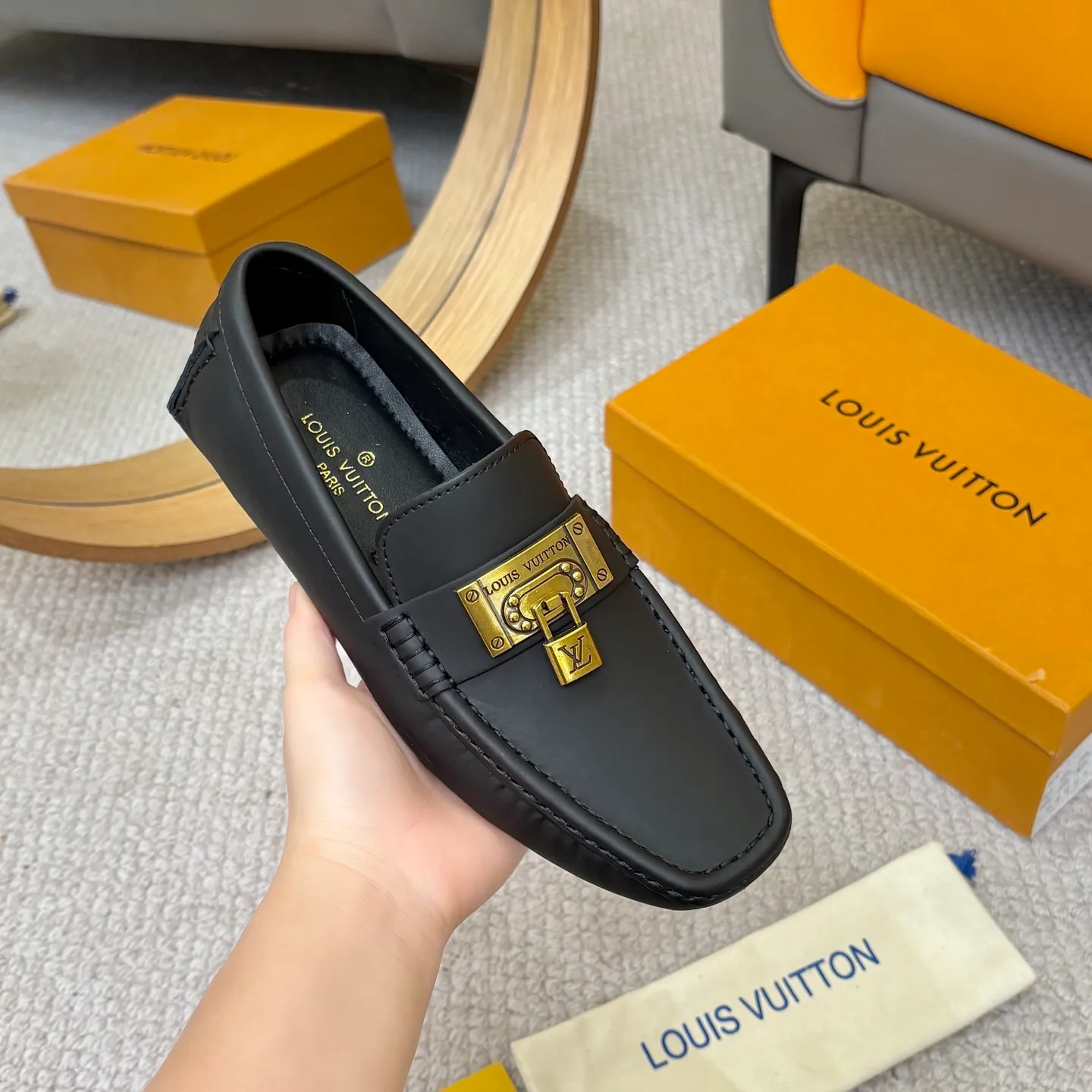 Men's men's shoes 💰420 (Yangli) LV 2⃣️0⃣️2⃣️5️⃣Spring and summer counter GLORIA series models ✈️Original factory special leather production, original last type. A classic driving slip-on casual shoe that shows an elegant style with exquisite craftsmanship details such as Monogram embossing all over the upper🌀Italian imported calfskin fabric Sheepskin foot pads➕Inside～Private mold replica sole Unique style Comfortable driving slip-on Size: 4-12 (38-46) Comes with [Counter packaging: original box, wrapping paper, card, instruction manual, shoehorn, cloth bag] No pressure to enter and leave the counter!